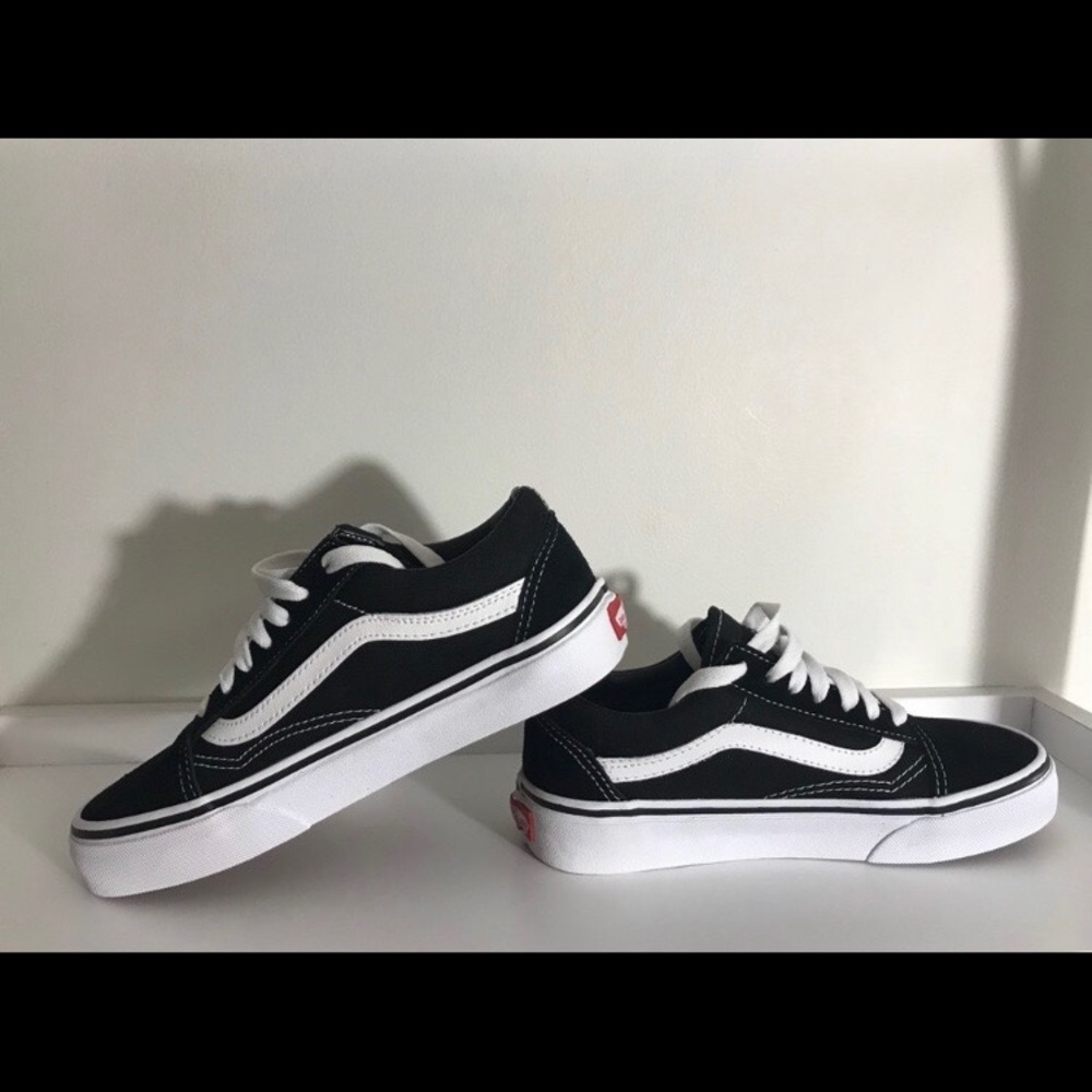BLACK CLASSIC VANS
